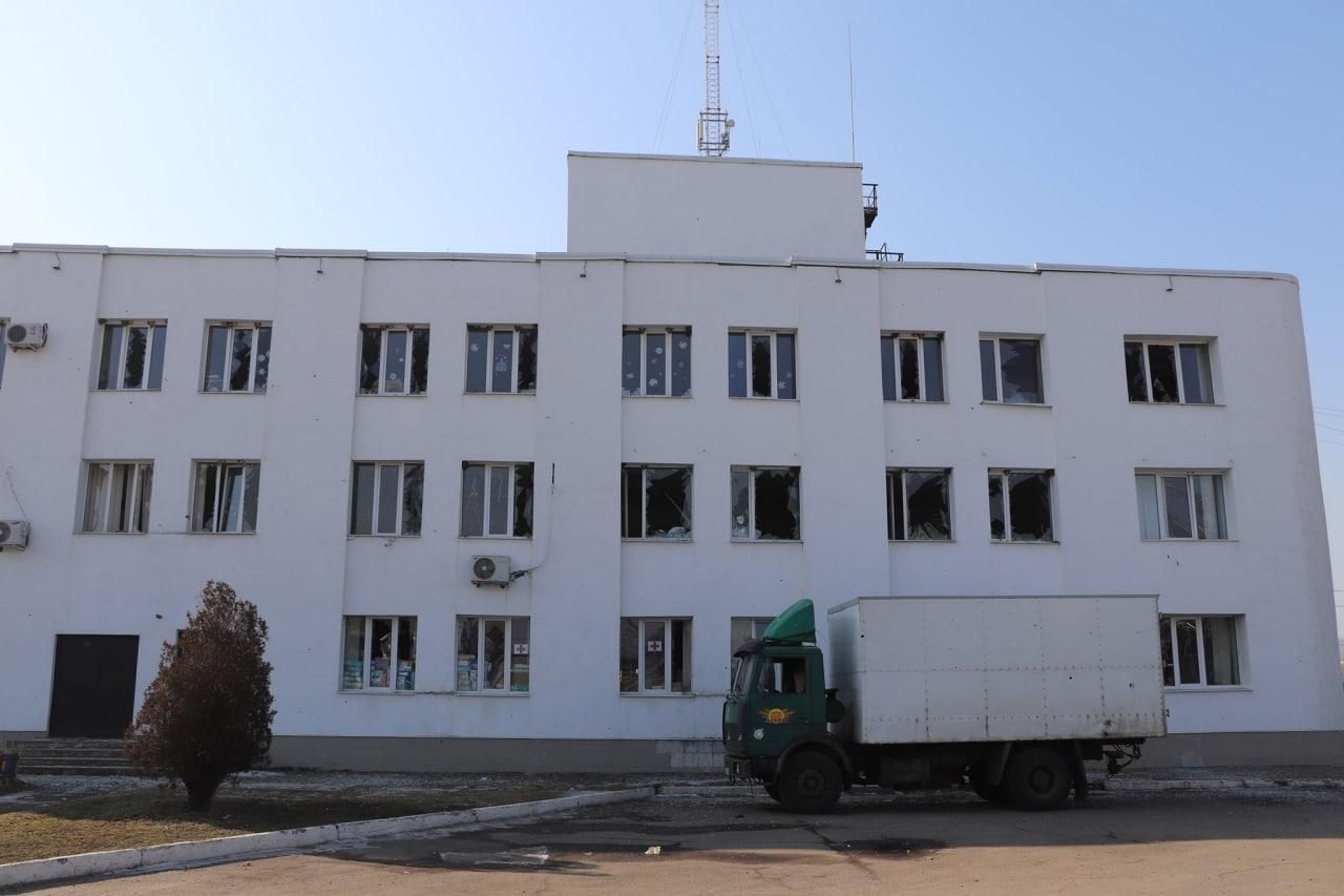 Окупанти цинічно обстріляли лікарню в Дергачах на Харківщині: є жертви - 24 Канал Окупанти цинічно обстріляли лікарню в Дергачах на Харківщині: є жертви - 24 Канал