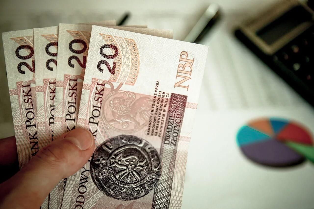 С сегодняшнего дня украинцы в Польше смогут обменять гривны на злотые: названные условия