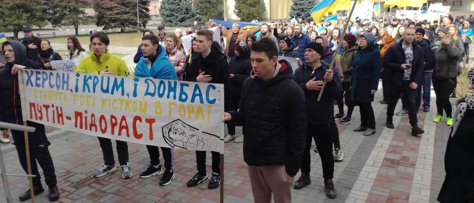 У Новотроїцькому на Херсонщині люди вийшли на мирний мітинг: патріотичні фото - 24 Канал У Новотроїцькому на Херсонщині люди вийшли на мирний мітинг: патріотичні фото - 24 Канал