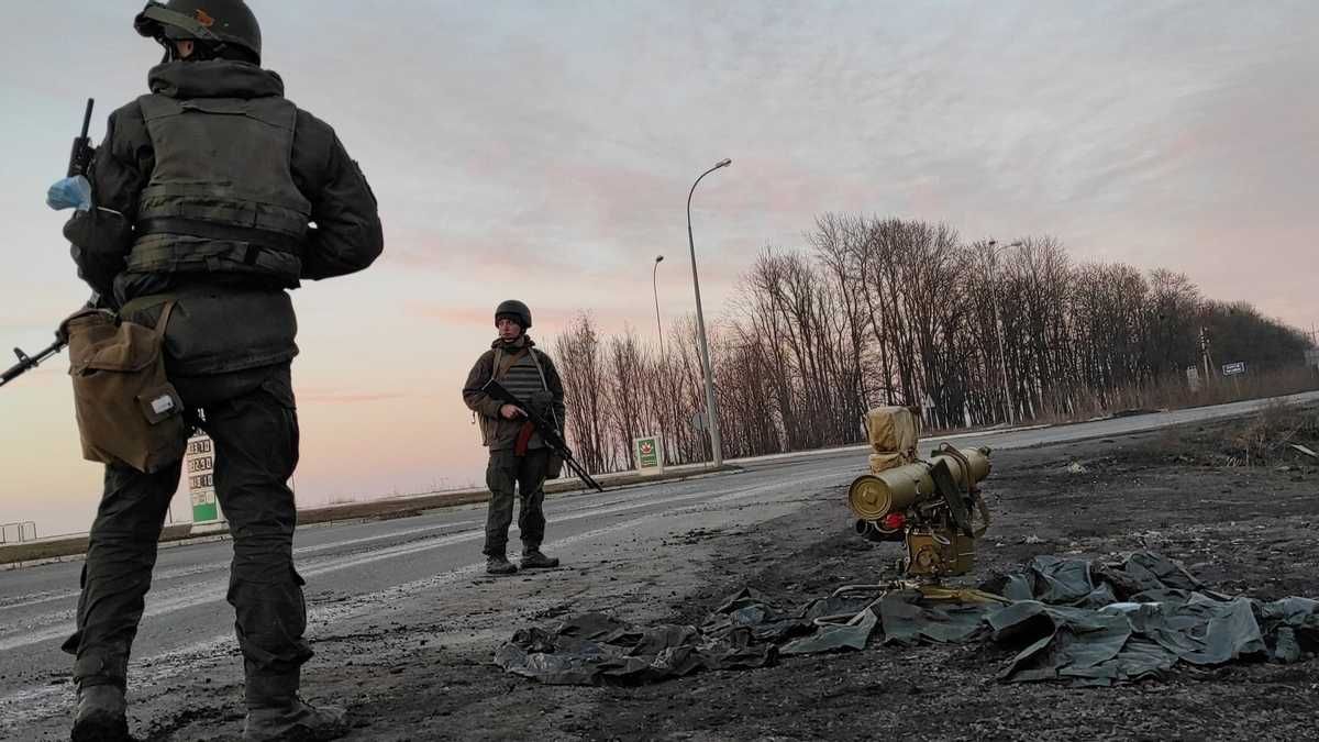 Дуже багато людей хочуть воювати, але влада поводиться обережно, – Остальцев - 24 Канал