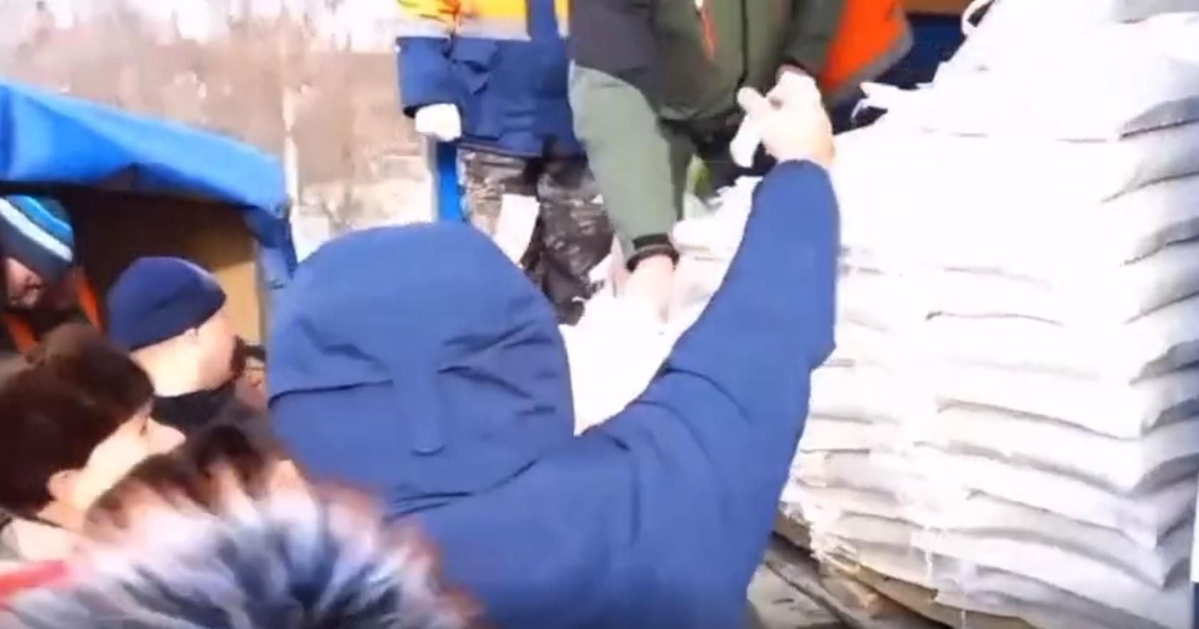 У Росії не припиняються запеклі бої за дефіцитний цукор: курйозне відео - 24 Канал У Росії не припиняються запеклі бої за дефіцитний цукор: курйозне відео - 24 Канал