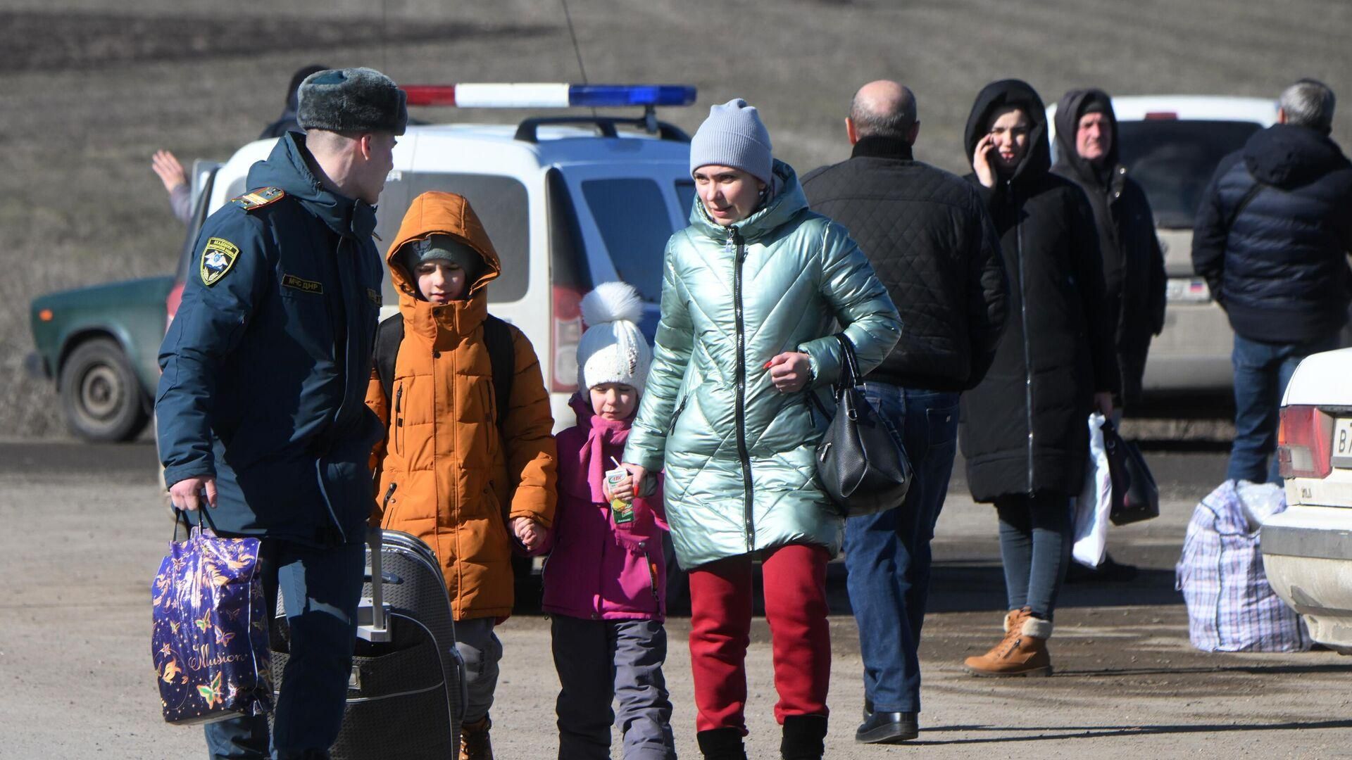 Часть людей убегает на оккупированные территории, потому что тут россияне бомбят, а мы там – нет Часть людей убегает на оккупированные территории, потому что тут россияне бомбят, а мы там – нет