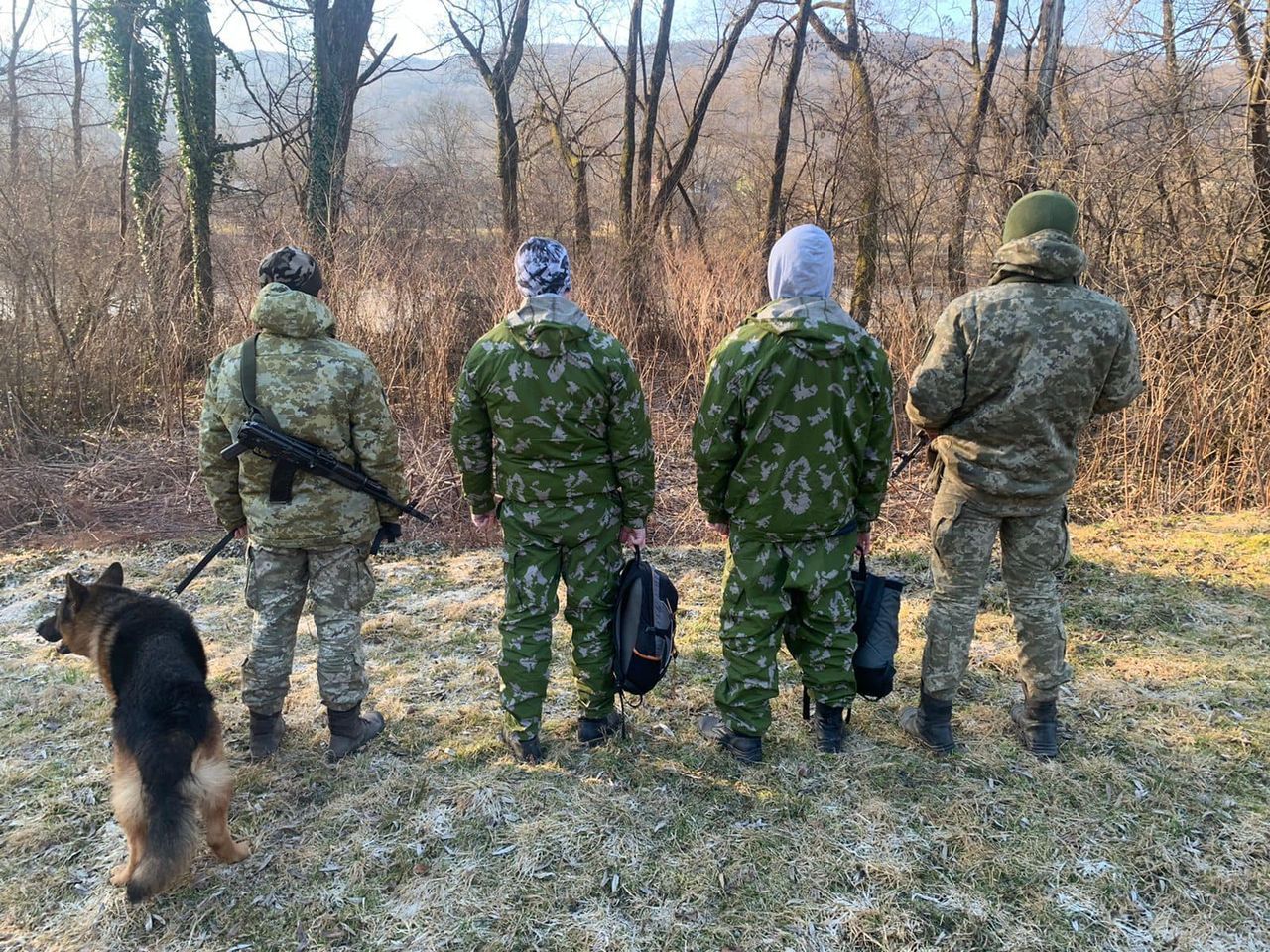 Двоє чоловіків намагалися втекти за кордон з купою готівки та золотими злитками - 24 Канал