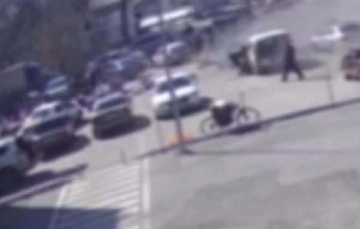 В Харькове снаряд попал в стоящих в очереди за гуманитаркой людей: ужасный момент удара - 24 Канал В Харькове снаряд попал в стоящих в очереди за гуманитаркой людей: ужасный момент удара - 24 Канал