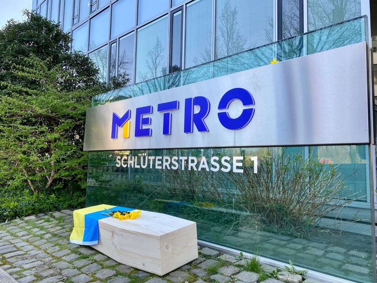 Главный офис Metro все еще не хочет покидать Россию: активисты напомнили о бизнесе на крови Главный офис Metro все еще не хочет покидать Россию: активисты напомнили о бизнесе на крови