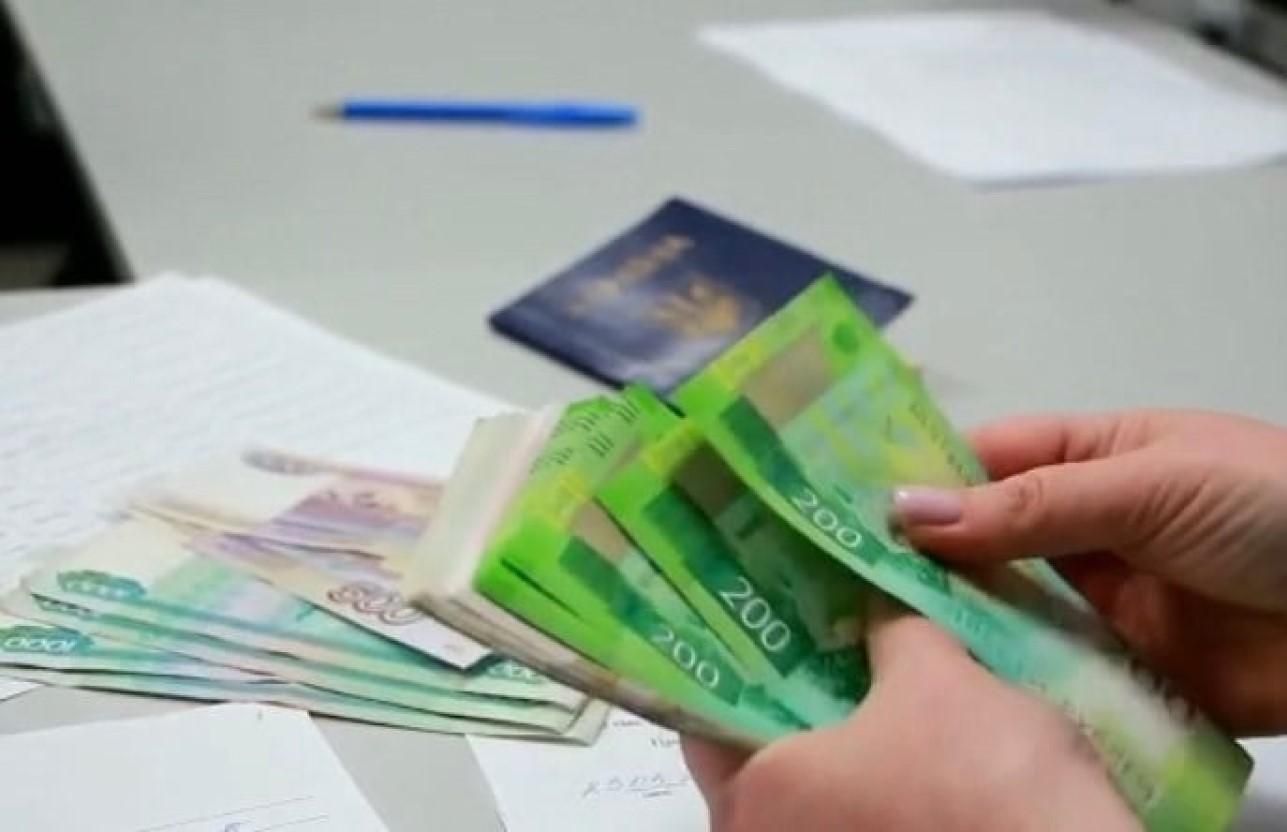 Во временно оккупированном Геническе на Херсонщине военные РФ выдают местным рубли Во временно оккупированном Геническе на Херсонщине военные РФ выдают местным рубли