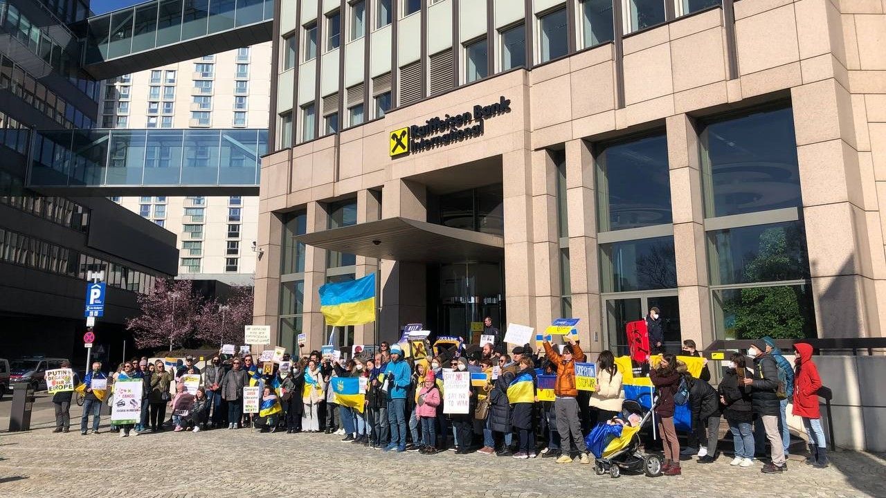 Під головним офісом Raiffeisen у Відні відбувся проукраїнський мітинг: що вимагали від компанії - Бізнес