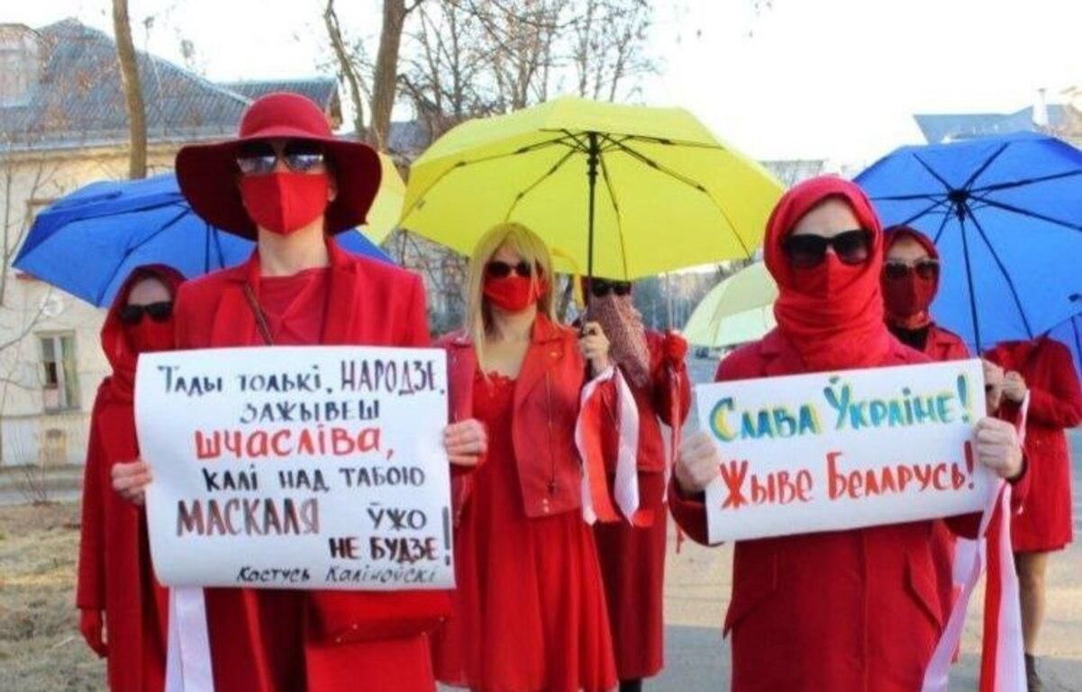 З жовто-блакитними парасольками: в Мінську жінки влаштували акцію на підтримку України - 24 Канал З жовто-блакитними парасольками: в Мінську жінки влаштували акцію на підтримку України - 24 Канал