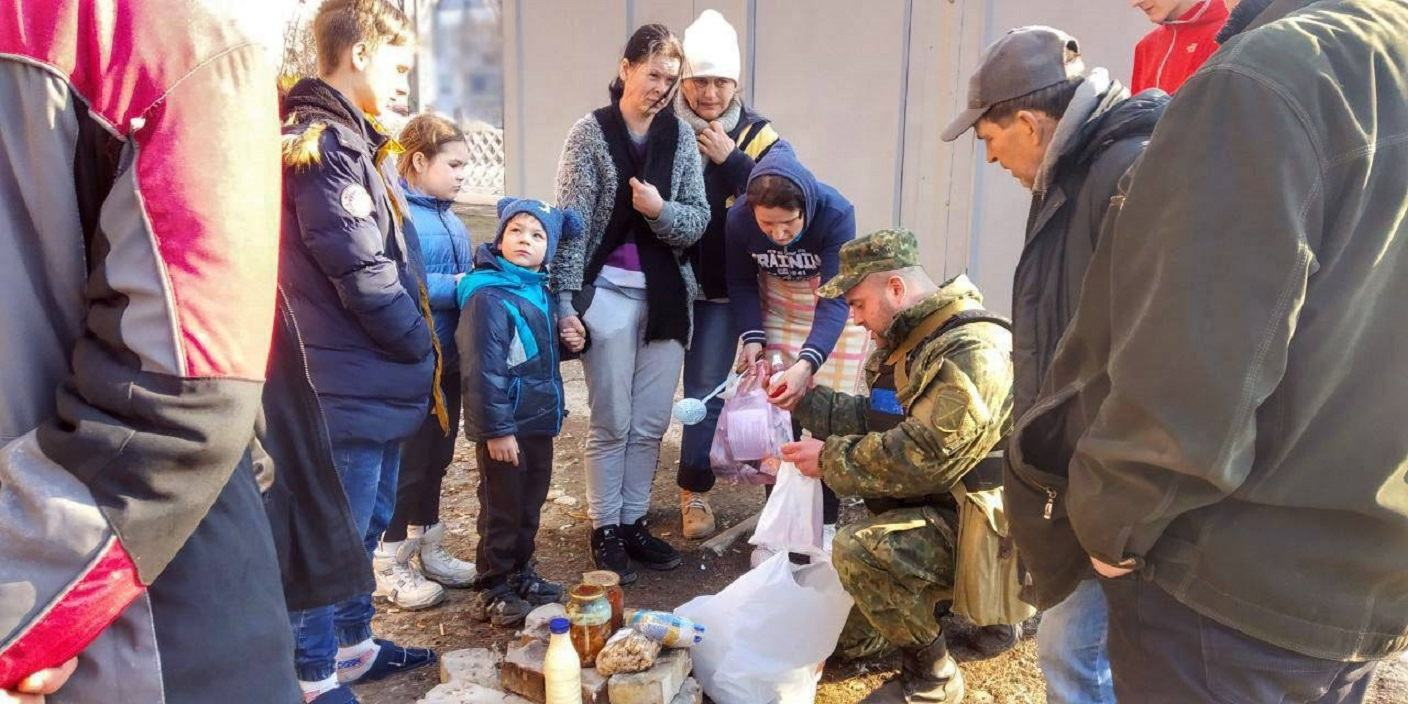 Поліцейські під обстрілами розвозять допомогу на Донеччині - 24 Канал Поліцейські під обстрілами розвозять допомогу на Донеччині - 24 Канал