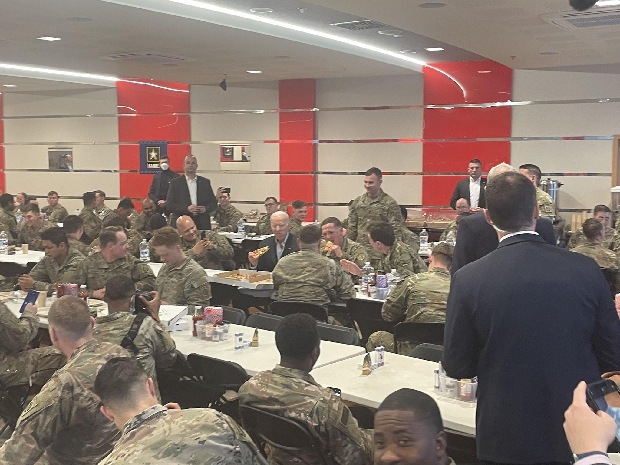 Байден у Польщі відвідав американських військових та скуштував з ними піцу - 24 Канал Байден у Польщі відвідав американських військових та скуштував з ними піцу - 24 Канал