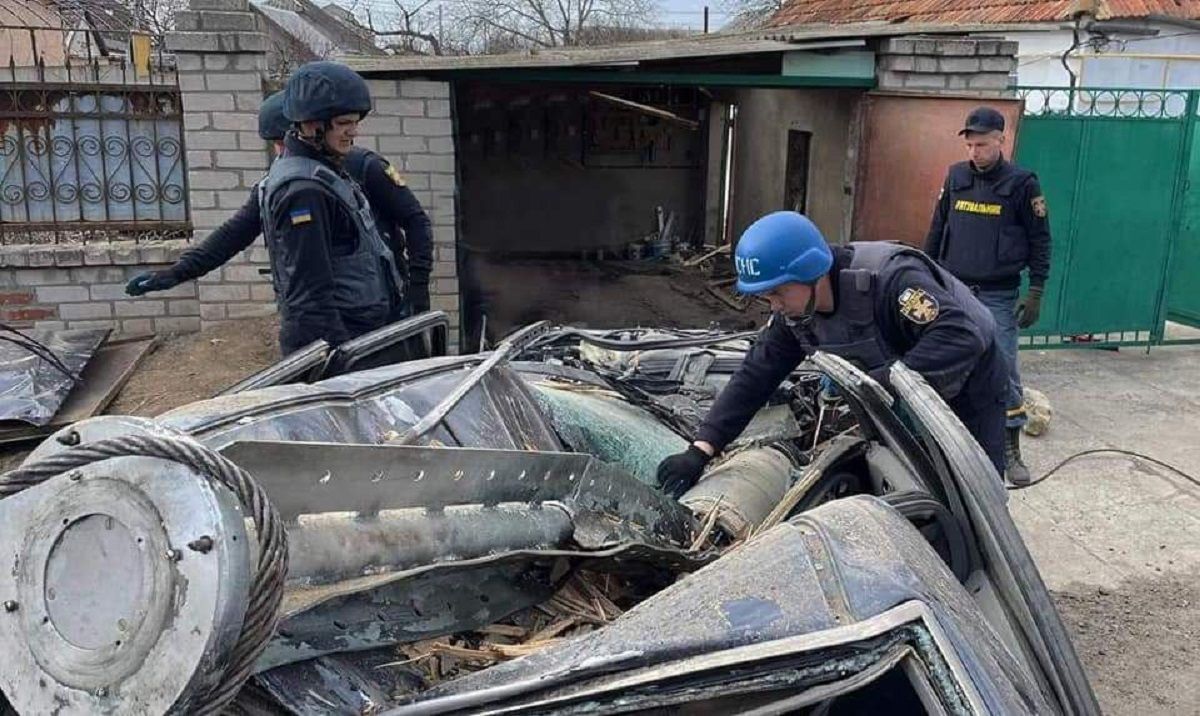 ДСНС прибирають "подарунки русского мира" із житлового сектору в Миколаєві: фото розмінування - 24 Канал