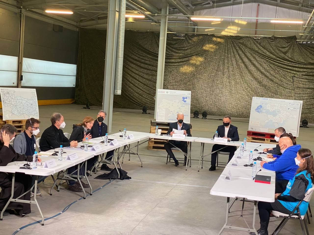 Байден и Дуда встретились с волонтерами, которые оказывают помощь Украине и беженцам Байден и Дуда встретились с волонтерами, которые оказывают помощь Украине и беженцам