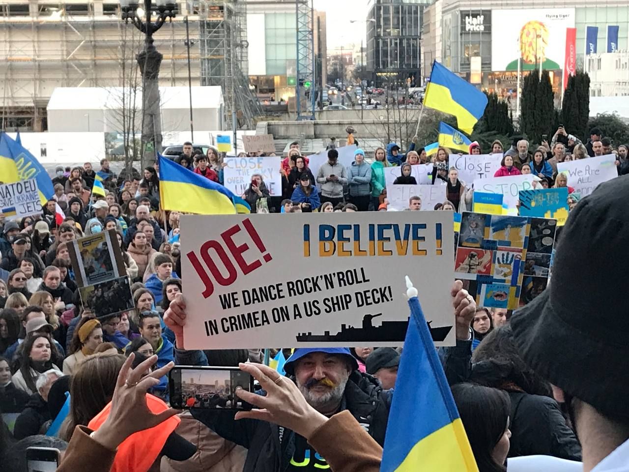 Тысячи поляков вышли на митинг за Украину в Варшаве: щемящее видео - 24 Канал