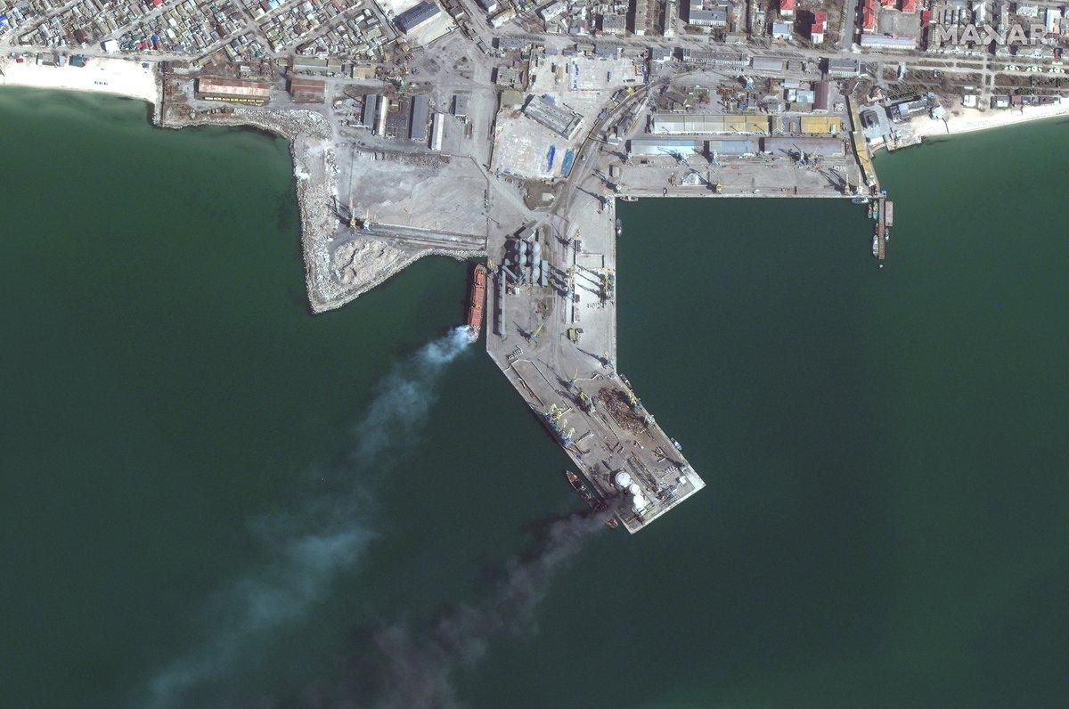 Maxar показала знімки знищеного російського корабля в Бердянську - 24 Канал
