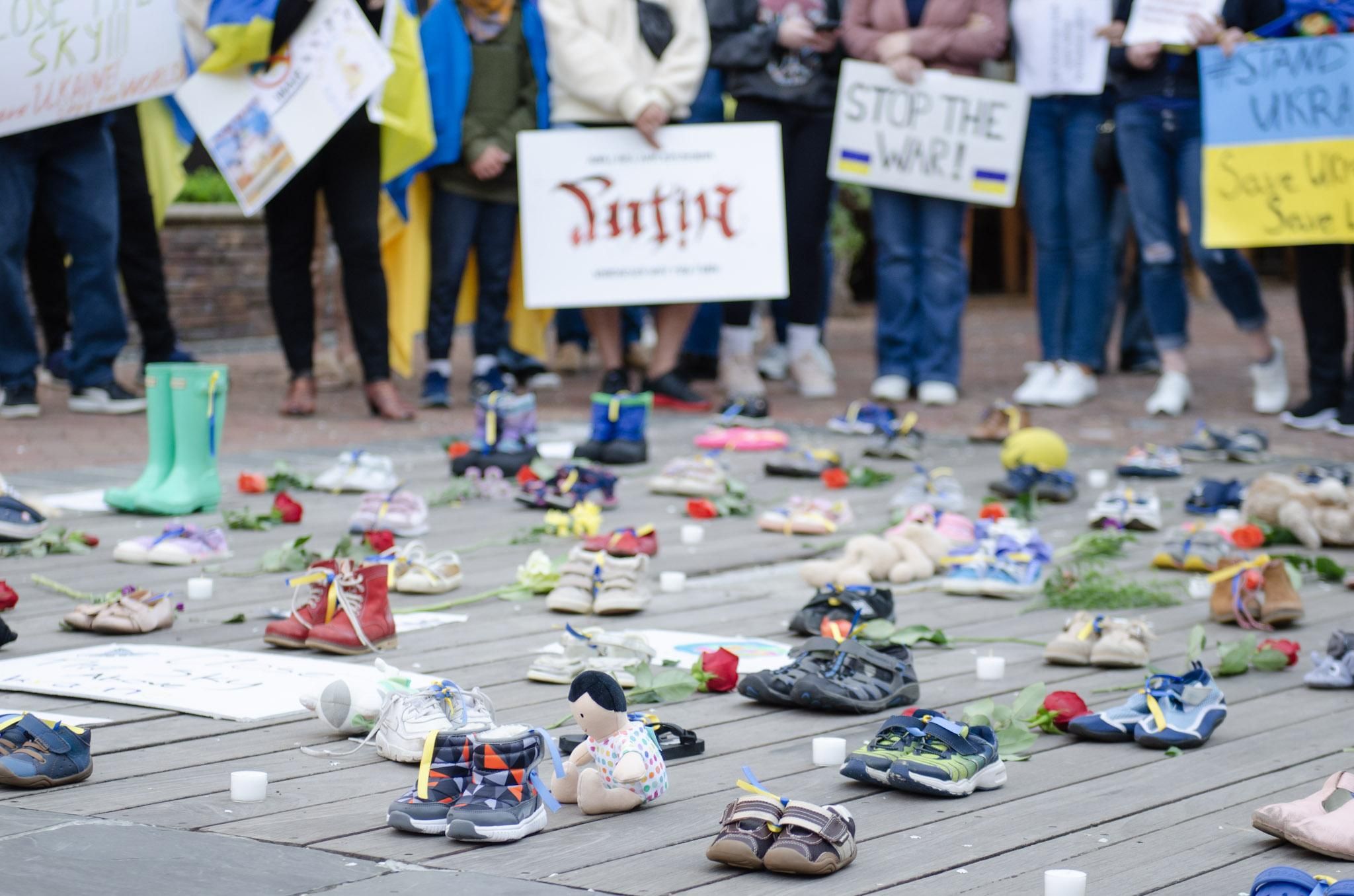 128 пар дитячого взуття: у США українці привернули увагу до війни, зворушливі фото, відео - 24 Канал