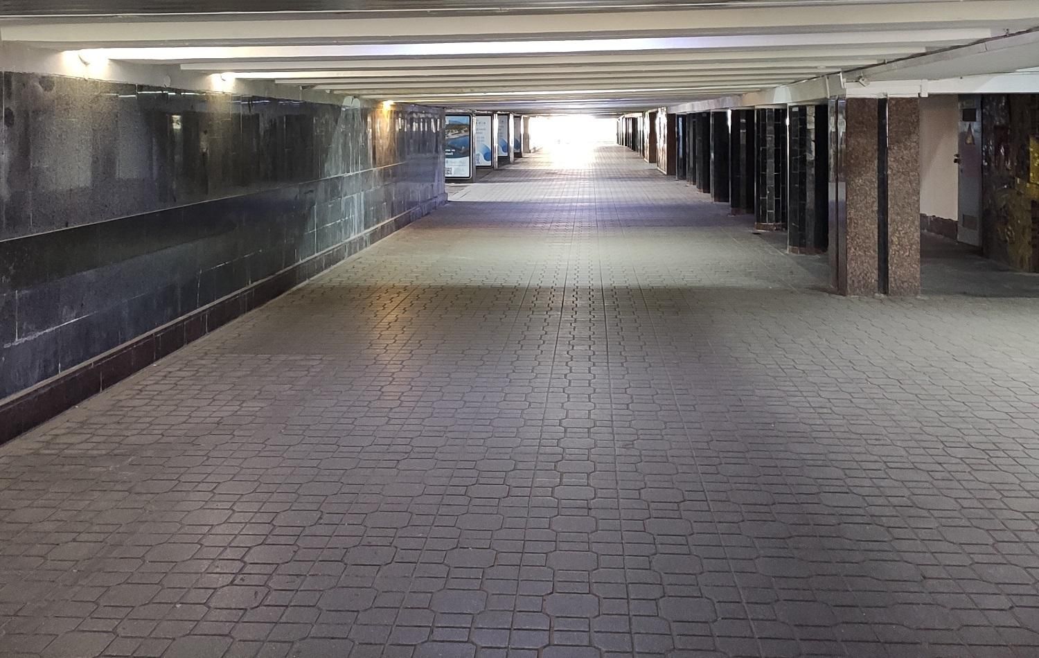 Безлюдный центр, футбол, цветы и кофейни: как выглядит Киев во время войны – фоторепортаж Безлюдный центр, футбол, цветы и кофейни: как выглядит Киев во время войны – фоторепортаж