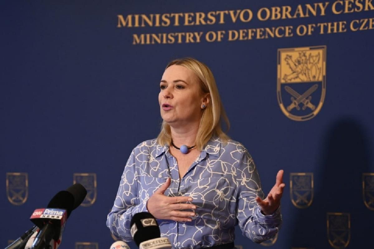 Міністр оборони Чехії заявила, що не поїде в Будапешт через відмову Орбана допомагати Україні 