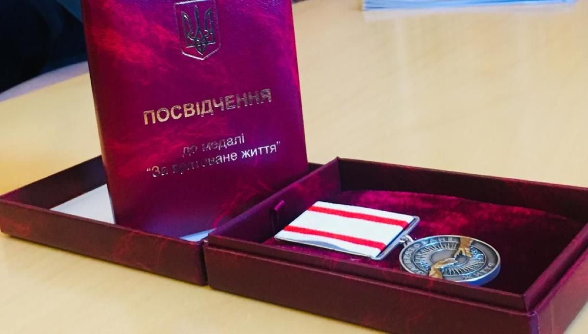 Зеленський відзначив медаллю вбитого водія херсонської швидкої - 24 Канал