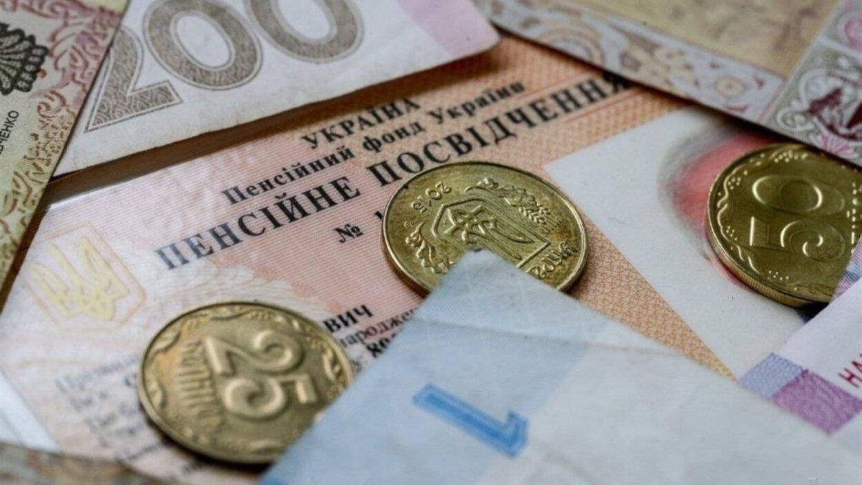 Начали выплачивать пенсии за апрель: Черниговская и Луганская области завтра получат деньги