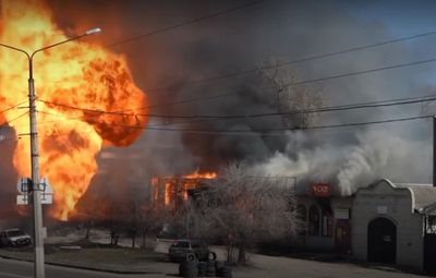 В Харькове снаряд попал в газопровод: кадры мощного возгорания