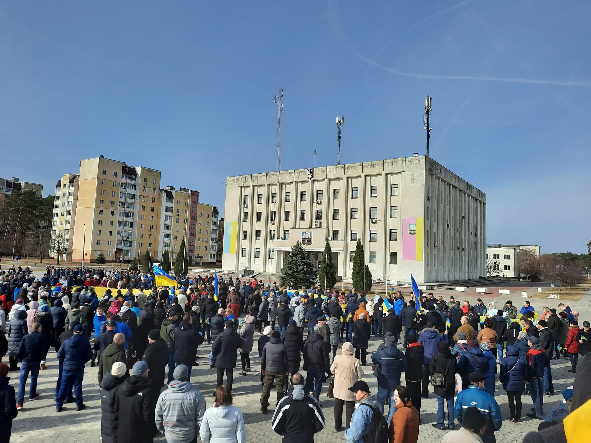В окруженном Славутиче люди вышли на митинг за Украину
