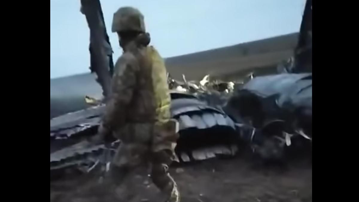 Еще один недавно уничтоженный российский самолет "украшает" украинские поля: красивое видео Еще один недавно уничтоженный российский самолет "украшает" украинские поля: красивое видео