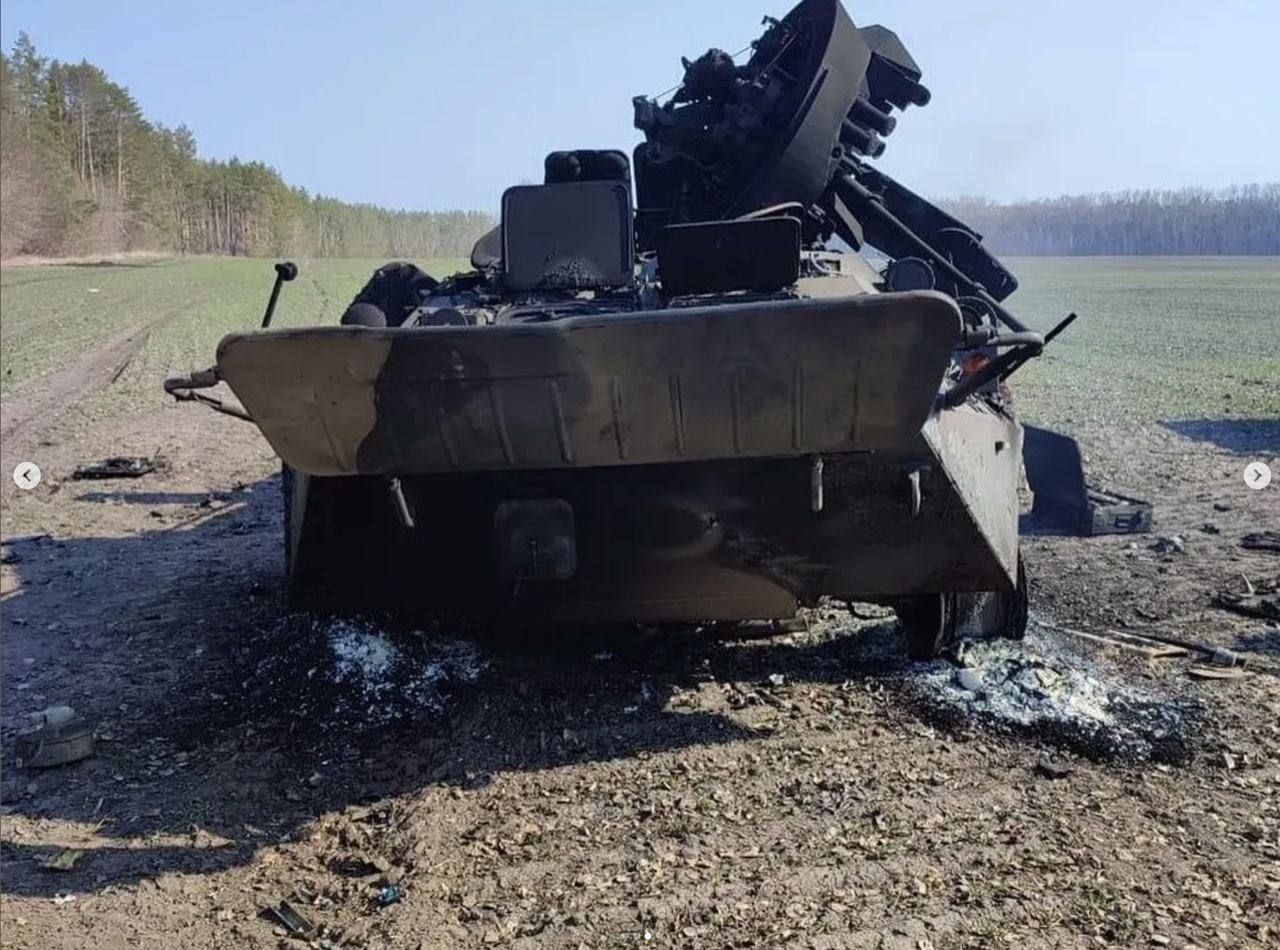 В Черниговской области военные уничтожили вражеский БТР В Черниговской области военные уничтожили вражеский БТР