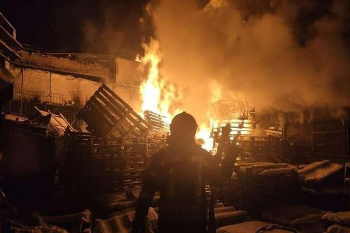 Окупанти вкотре обстріляли продовольчі склади на Луганщині: хочуть спричинити в області голод - 24 Канал Окупанти вкотре обстріляли продовольчі склади на Луганщині: хочуть спричинити в області голод - 24 Канал