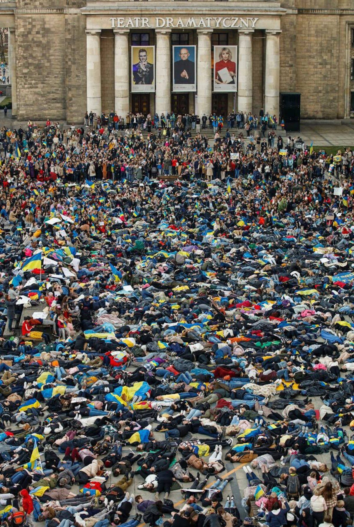 Тисячі людей на мітингу у Варшаві лягли на землю, демонструючи вбитих окупантами українців - 24 Канал