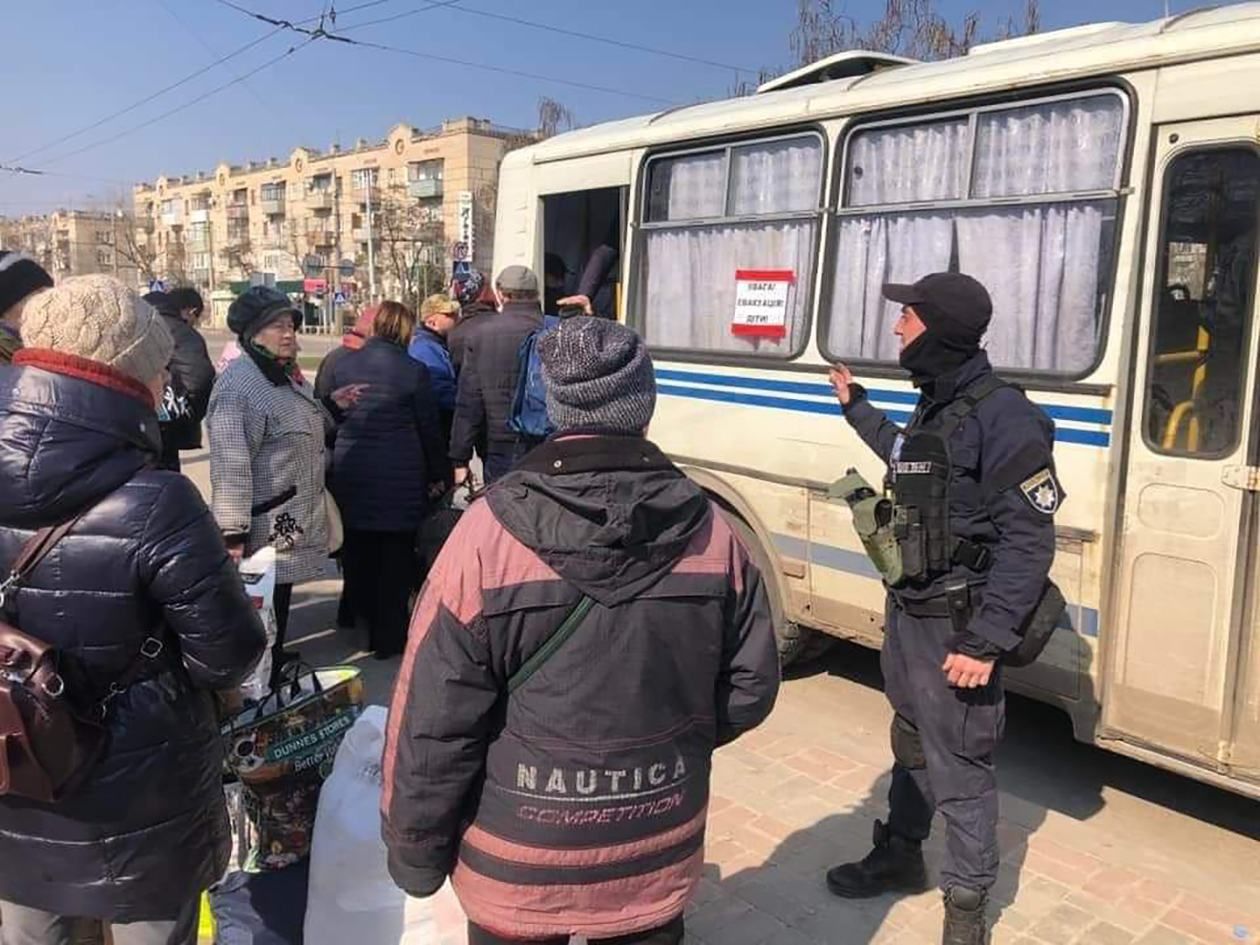 "Режим тиші" на Луганщині: евакуювали майже 600 осіб та завезли 160 тонн гумдопомоги - 24 Канал "Режим тиші" на Луганщині: евакуювали майже 600 осіб та завезли 160 тонн гумдопомоги - 24 Канал