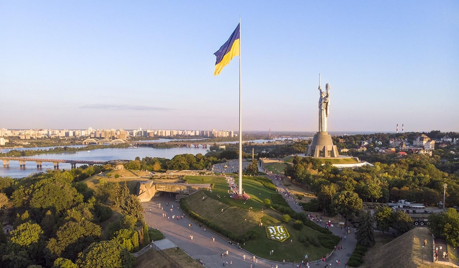 В Киеве из-за сильных ветров приспустят главный флаг государства