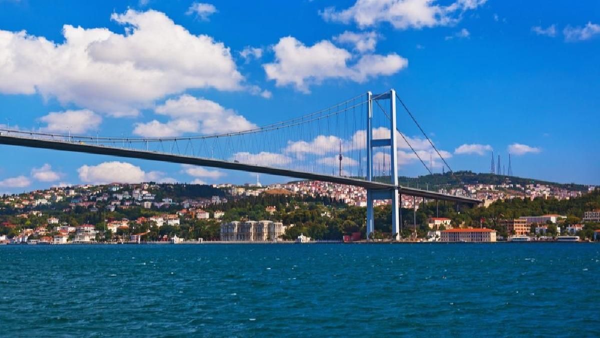 Движение судов в проливе Босфор временно прекращали: в воде нашли российскую мину Движение судов в проливе Босфор временно прекращали: в воде нашли российскую мину