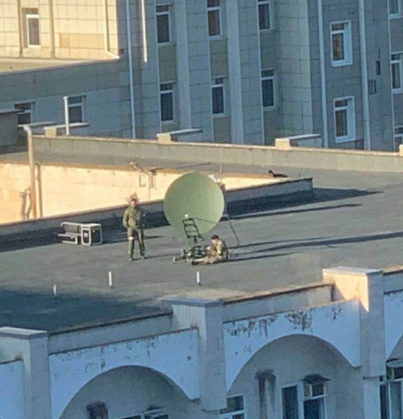 В центре Энергодара оккупанты ставят спутниковую тарелку, чтобы вести агитацию