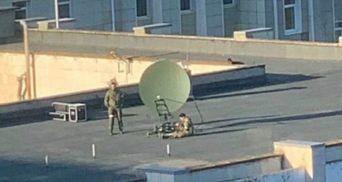В центре Энергодара оккупанты ставят спутниковую тарелку, чтобы вести агитацию
