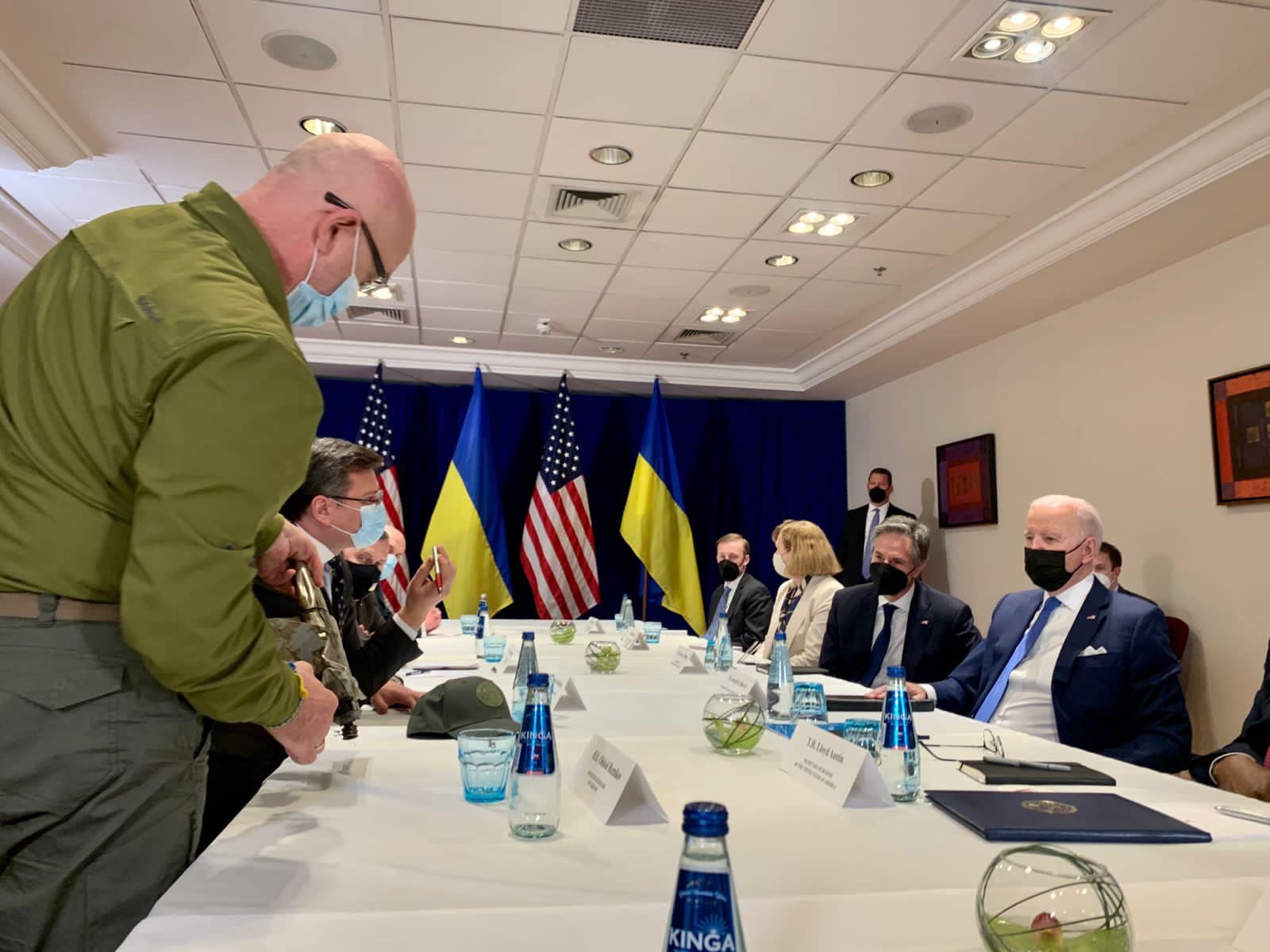 Кулеба з Резніковим передали Байдену уламки однієї з російських ракет - 24 Канал Кулеба з Резніковим передали Байдену уламки однієї з російських ракет - 24 Канал