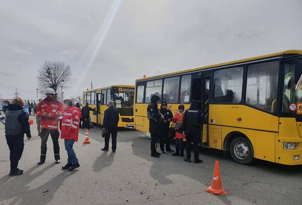 Из Севериновки на Киевщине эвакуировали 300 человек по гуманитарному коридору Из Севериновки на Киевщине эвакуировали 300 человек по гуманитарному коридору