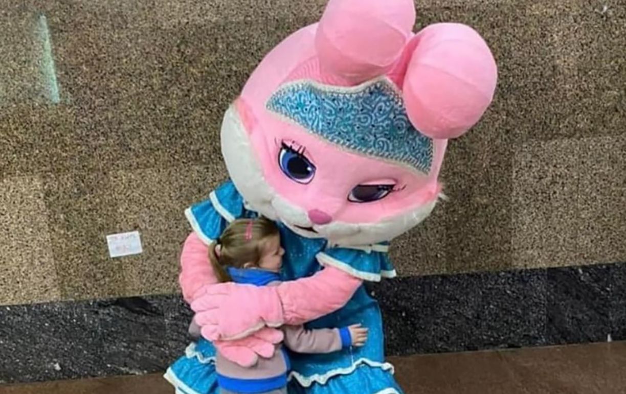 В Харькове аниматоры дают спектакли для детей, которые прячутся от взрывов в метро В Харькове аниматоры дают спектакли для детей, которые прячутся от взрывов в метро
