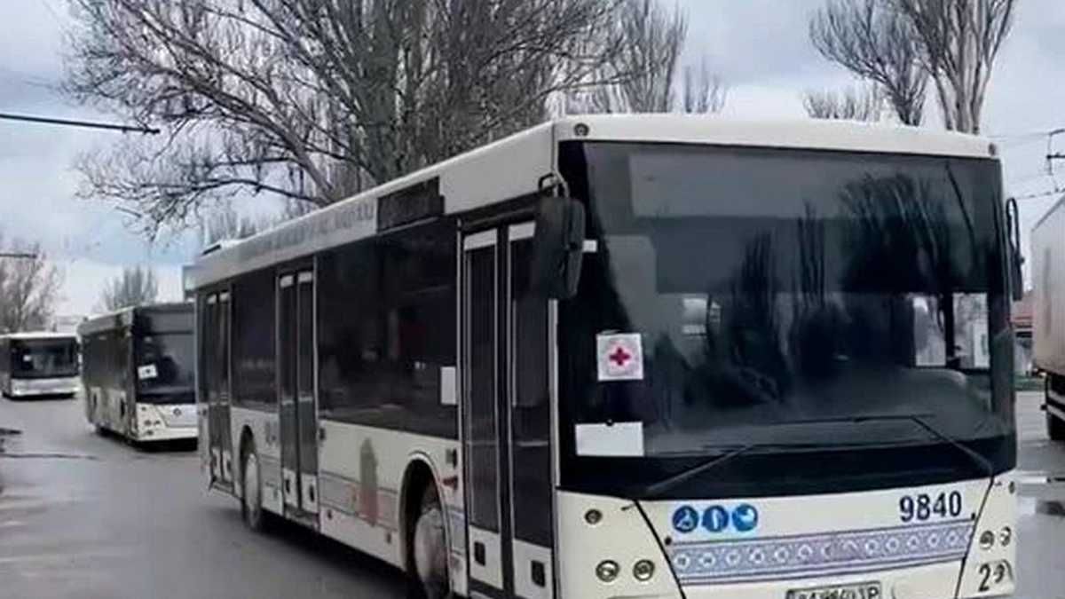 У Запоріжжя почали прибувати автобуси з маріупольцями, які дві доби блокувалися окупантами - 24 Канал У Запоріжжя почали прибувати автобуси з маріупольцями, які дві доби блокувалися окупантами - 24 Канал