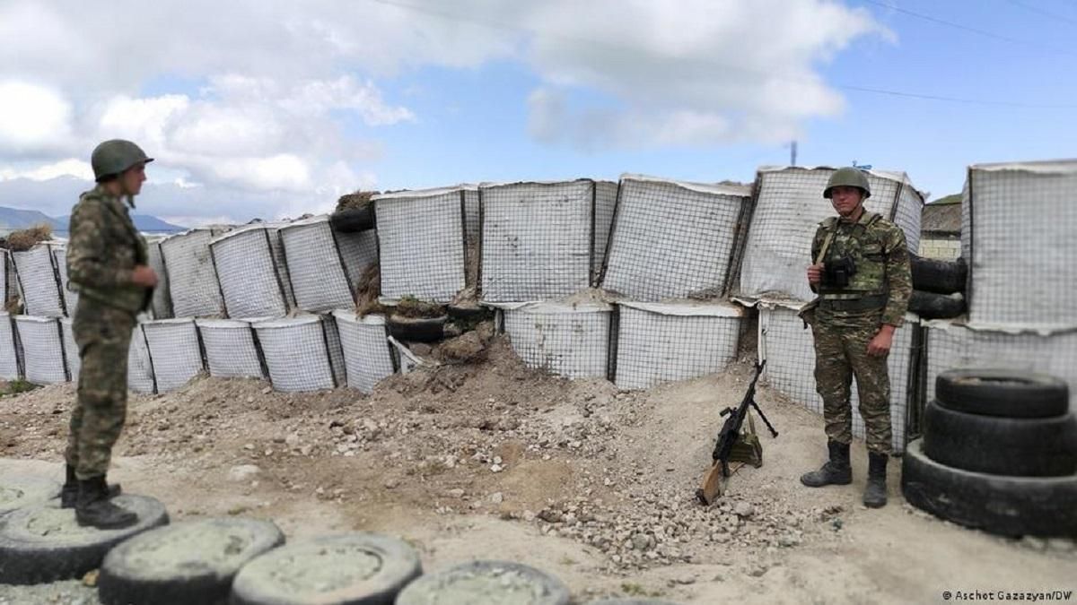 В Нагорном Карабахе ввели военное положение: Россия требует от Азербайджана отвести войска