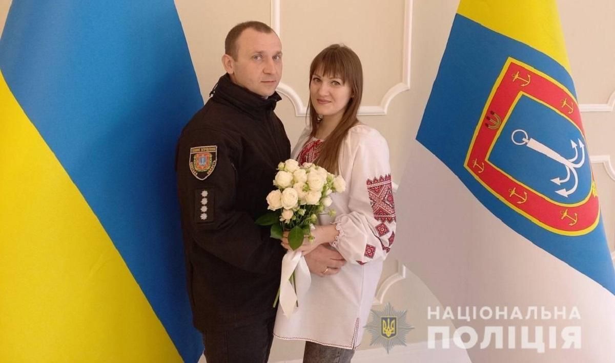 Правоохранитель из Одессы устроил любимой неожиданную свадьбу