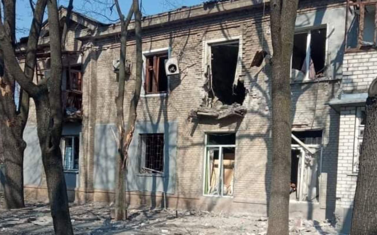 На Луганщині розбомбили 11 будинків, біля Лисичанська влучили у станцію швидкої, школу і склади - 24 Канал