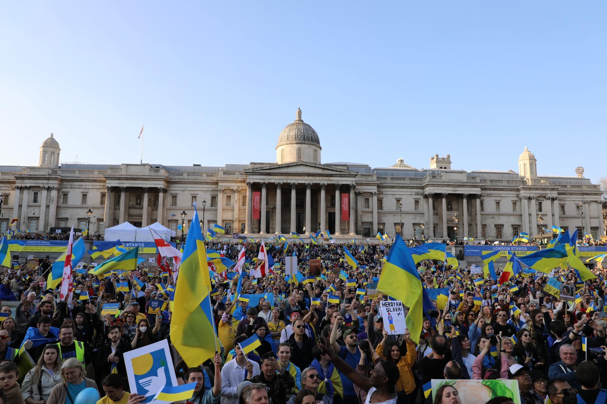 Десятки тисяч людей пройшлись маршем у Лондоні та виявили солідарність з українцями - 24 Канал