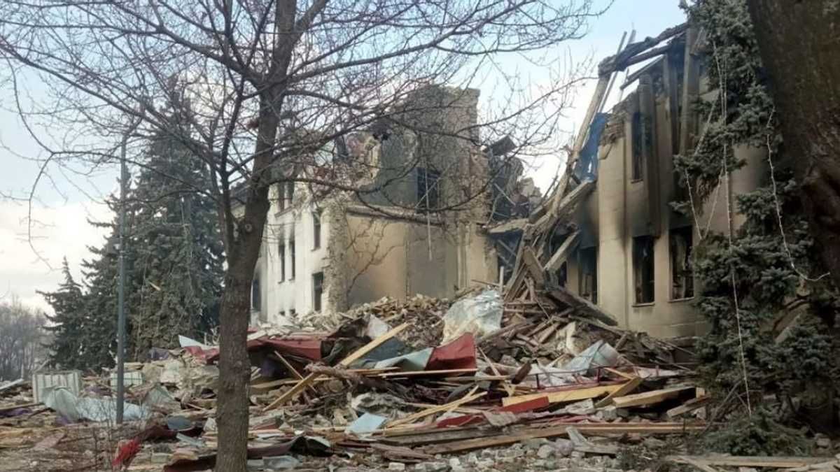 Они обедали в этот момент, – мэр Мариуполя подтвердил гибель 300 человек под завалами Драмтеатра Они обедали в этот момент, – мэр Мариуполя подтвердил гибель 300 человек под завалами Драмтеатра