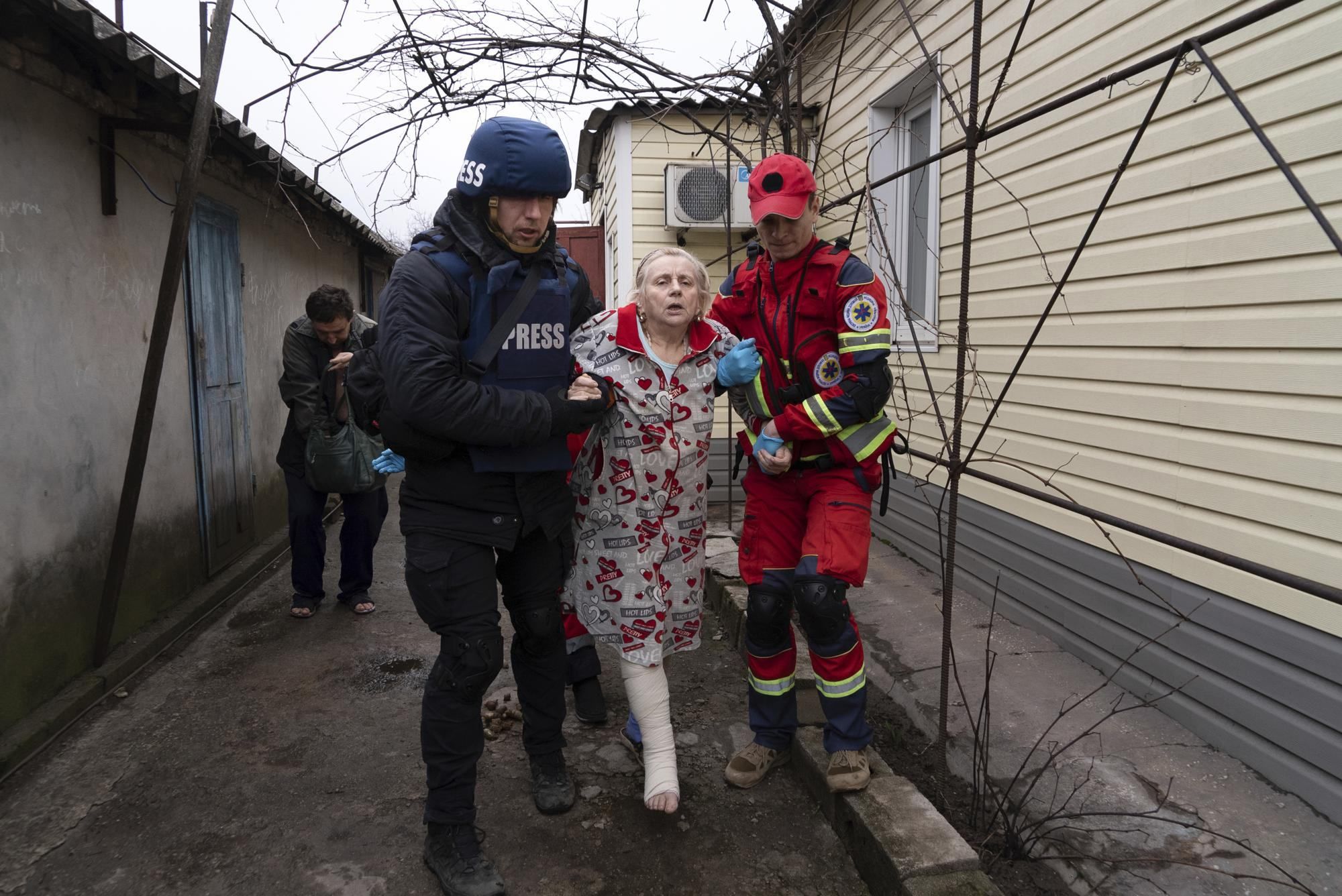 150 нових автобусів перетворили на попіл, – як окупанти заважають евакуювати людей з Маріуполя - 24 Канал