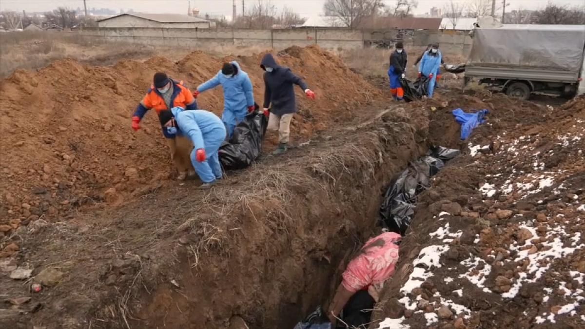 По другому, к сожалению, не получается, – мэр Мариуполя о братских могилах по всему городу