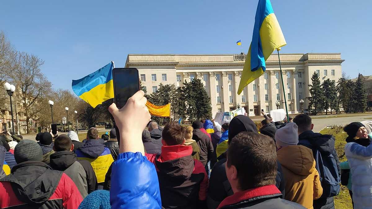 Окупанти фотографували та виловлювали активістів, – місцевий депутат про протести у Херсоні - 24 Канал Окупанти фотографували та виловлювали активістів, – місцевий депутат про протести у Херсоні - 24 Канал
