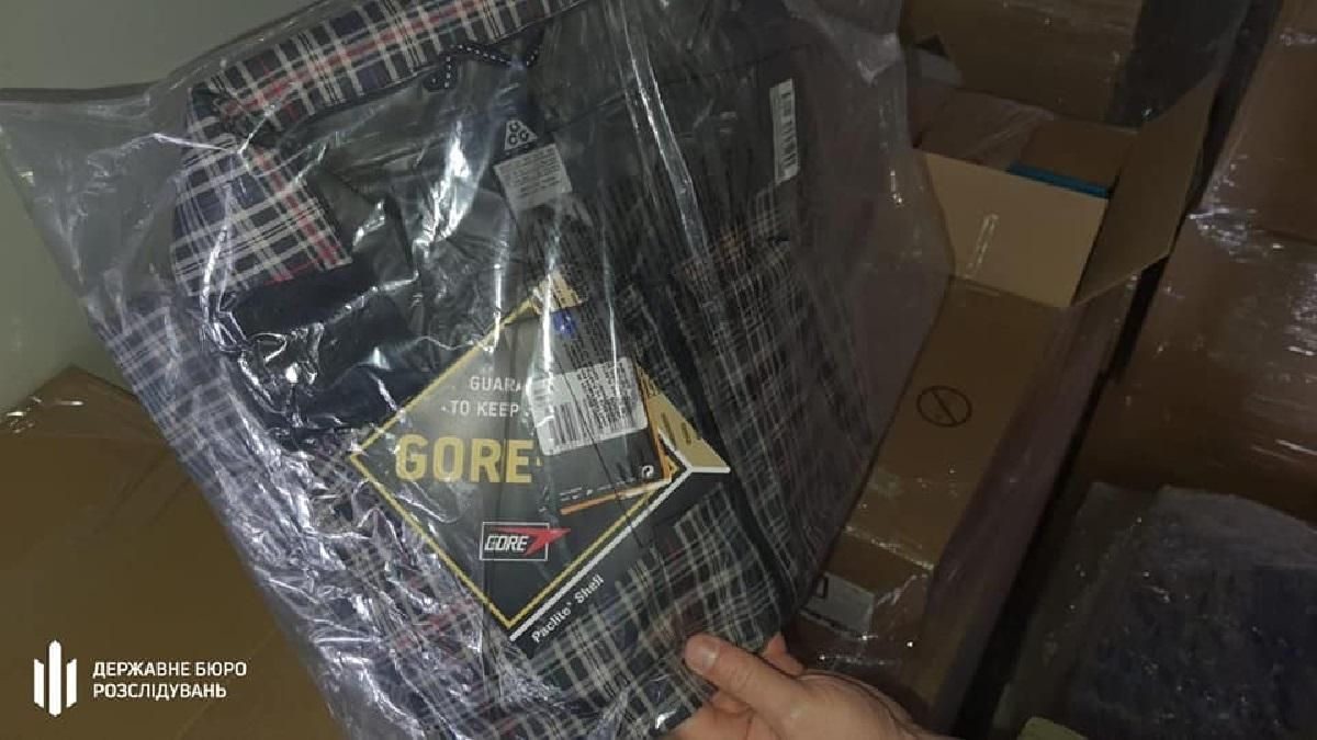В Украину под видом гуманитарки пытались ввезти 10 тонн брендовой одежды