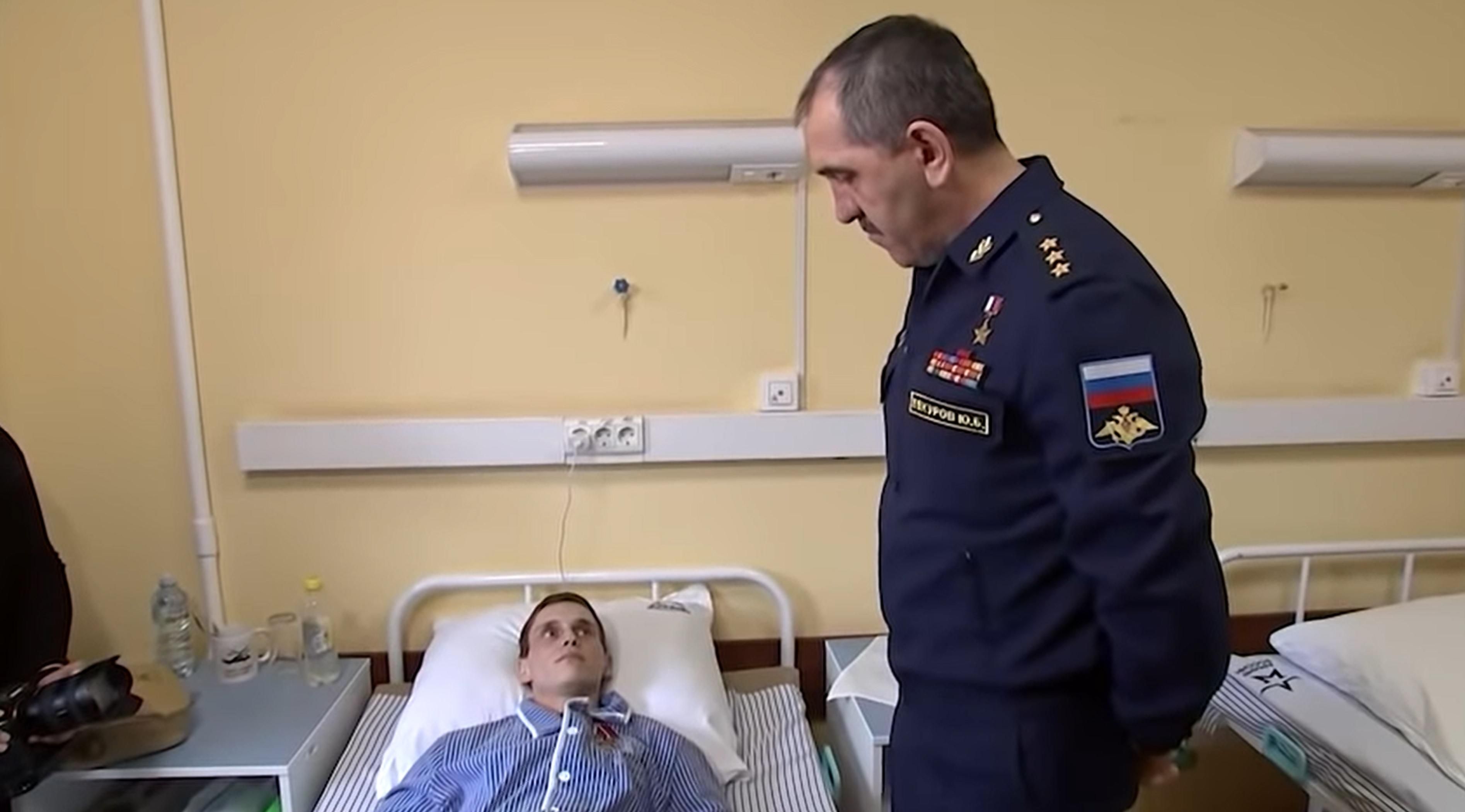 Російський чиновник нагородив єфрейтора, що втратив ногу, і побажав йому "встати на ноги" - 24 Канал