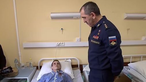 Российский чиновник наградил потерявшего ногу ефрейтора и пожелал ему "встать на ноги"