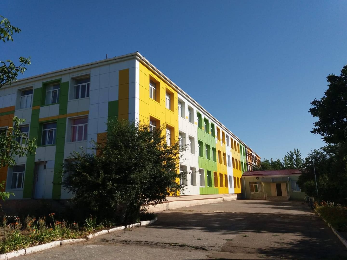 Росіяни обікрали школи на Сумщині: винесли комп'ютери та камери, розтрощили меблі та вікна - 24 Канал